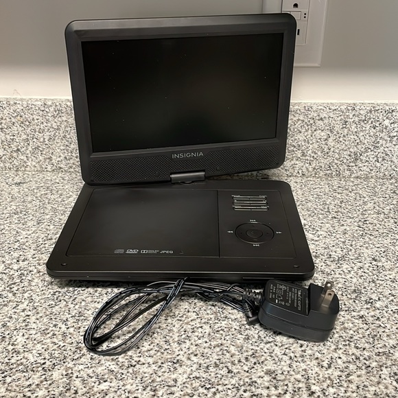 EUC INSIGNIA 10" Portable DVD Player (ONLY) with QUICK SETUP GUIDE & AC Adapter - Picture 1 of 14